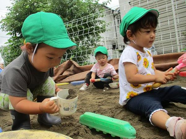 夏の様子　もも組　砂場遊び