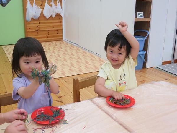 夏の様子　すみれ組　春雨で感触遊び