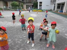 夏の様子　すみれ組　園庭でボール遊び