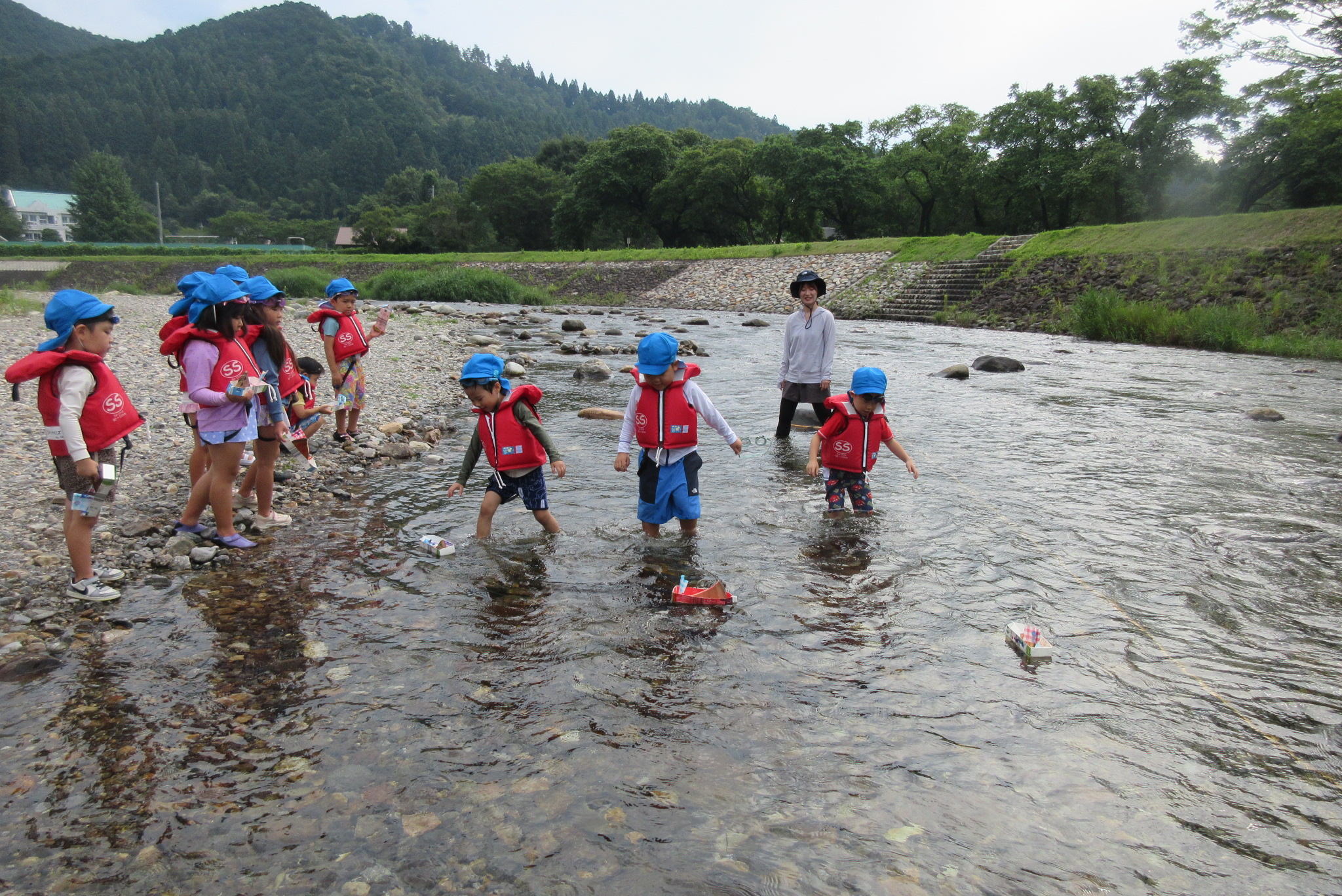 川で水遊び